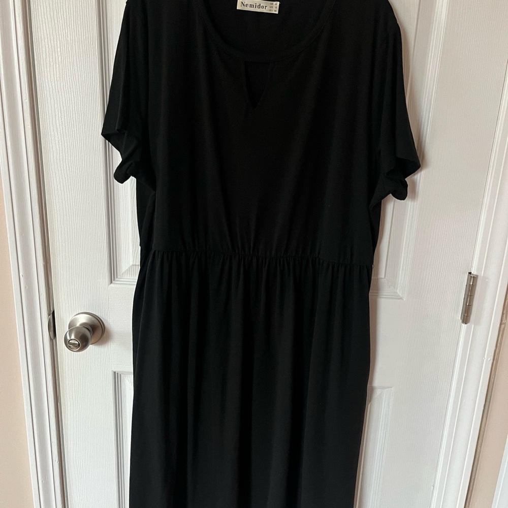 Black Midi Dress with Crew Neck and Short Sleeves with Pockets!